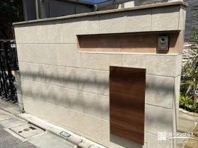 石やタイルの表情を活かした門まわりが目を引く新築外構