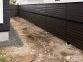 ダークな木目調フェンスで落ち着きあるお庭をつくるフェンス工事