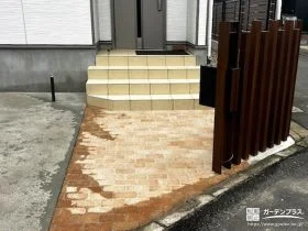 角柱とレンガ調アプローチで迎えるナチュラルな門まわり工事