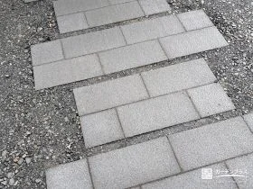 平板の敷き方を工夫した印象的なアプローチ[施工後]