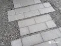 平板の敷き方を工夫した印象的なアプローチ