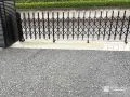 敷地の幅に合わせて設置できるアコーディオン門扉