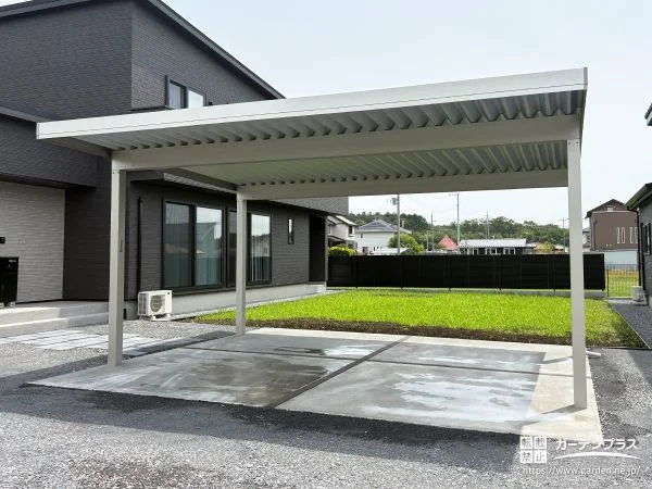 乗り降りしやすい2台用カーポートを設けた新築外構