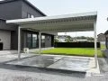 乗り降りしやすい2台用カーポートを設けた新築外構