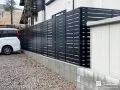 ブラックの横格子フェンスで視線を遮り落ち着きを生み出した工事