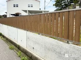 木目調の縦格子がお住まいを優しく彩る目隠しフェンス設置工事
