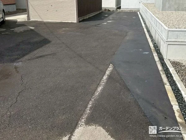 アスファルト舗装と砂利敷きで敷地をすっきり整えた外構工事