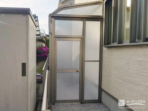 建物脇を雨の日にも便利な収納空間へ変えるストックヤード工事