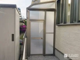建物脇を雨の日にも便利な収納空間へ変えるストックヤード工事