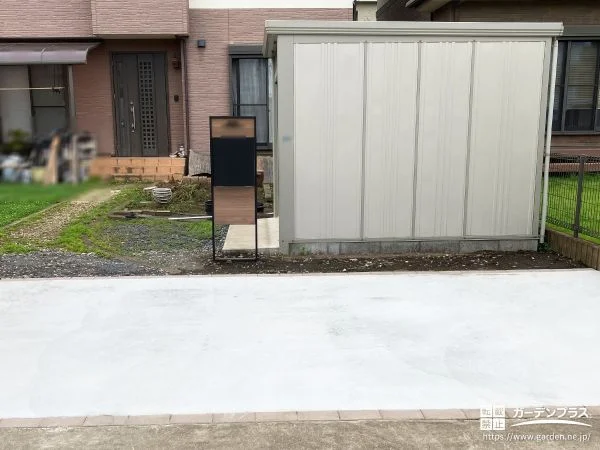 木調の機能門柱をアクセントに広々とした駐車空間を整えた工事