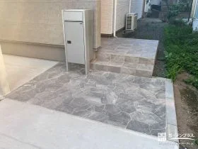 建物と色味を合わせた統一感のあるアプローチ[施工後]