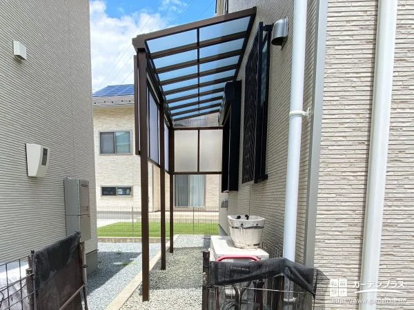 パネルで囲い雨風の吹き込みを抑えた使い勝手のよいテラス工事