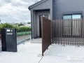 ブリュームメタルの門柱が映えるモダンな新築外構