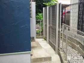 毎日の出入りを快適にする勝手口の目隠し[施工後]