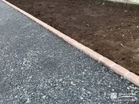 緑が映えるレンガの植栽スペース[施工後]
