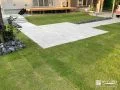 芝生に映えるアプローチ兼テラスのあるお庭リフォーム工事