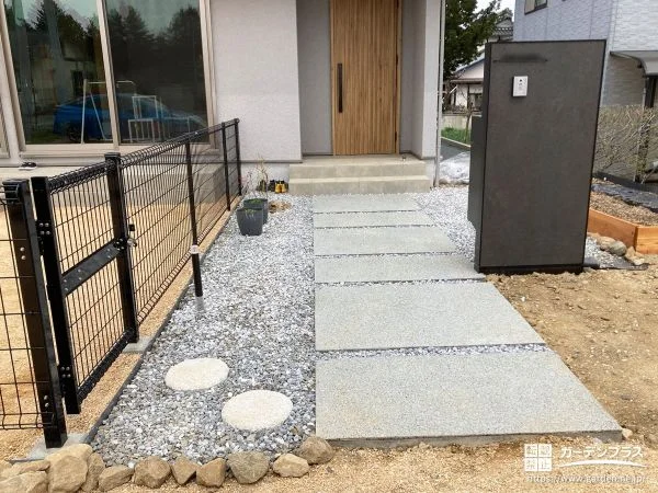 素材の切り替えが生むリズムで玄関までの道のりを彩る工事