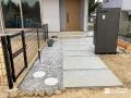 素材の切り替えが生むリズムで玄関までの道のりを彩る工事