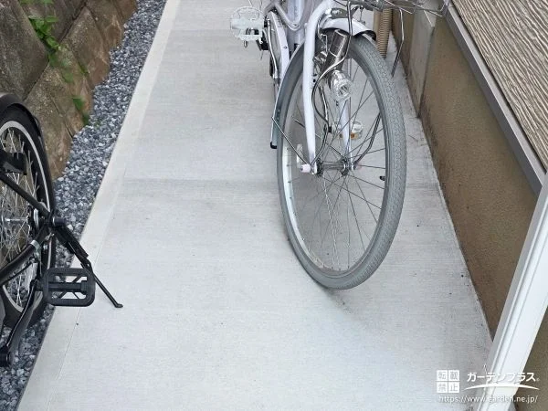 自転車の出し入れをスムーズにする駐輪スペースと犬走り工事