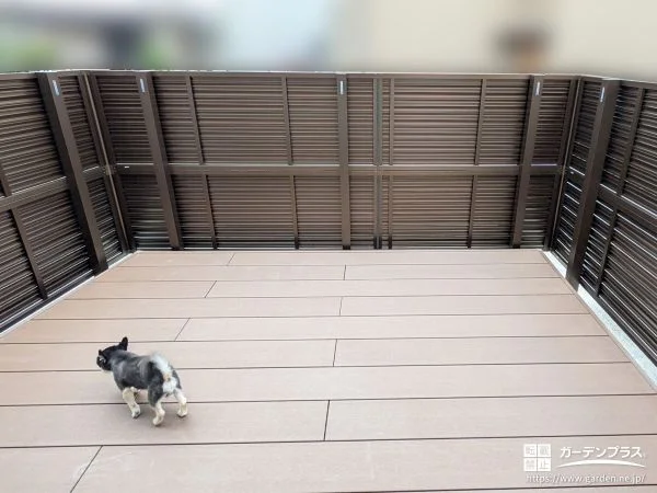 愛犬ものびのび過ごせるようフェンスで囲んだウッドデッキ工事