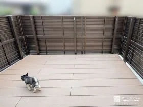 愛犬ものびのび過ごせるようフェンスで囲んだウッドデッキ工事
