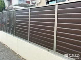 落ち着いた木目調の目隠しフェンス[施工後]