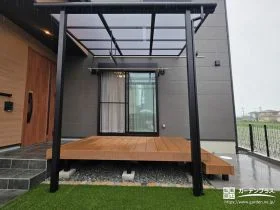 家族のくつろぎ空間をつくるウッドデッキとテラス屋根[施工後]