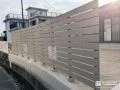 優しいグレージュの目隠しフェンスで視線をカットしたお庭工事