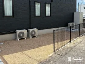 真砂土と境界フェンスで整えた裏庭[施工後]