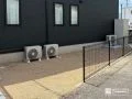 真砂土と境界フェンスで整えた裏庭