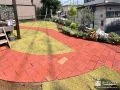 鮮やかなレンガ調の園路が緑のお庭を彩るナチュラルなお庭工事