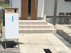 木調とホワイトの組み合わせが玄関前に優しく映える機能門柱工事