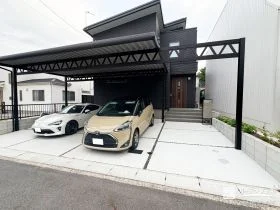 大きく伸びる梁が印象的な折板屋根カーポート[施工後]