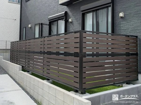 木調の目隠しフェンスと人工芝でプライベートなお庭をつくる工事