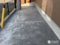 しっかりと雑草対策をした犬走り