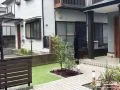 植栽の彩りと木調フェンスが心地よく調和する緑豊かなお庭工事