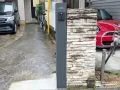 重厚な石積みを引き立てるシックな門柱で玄関前を整えた外構工事