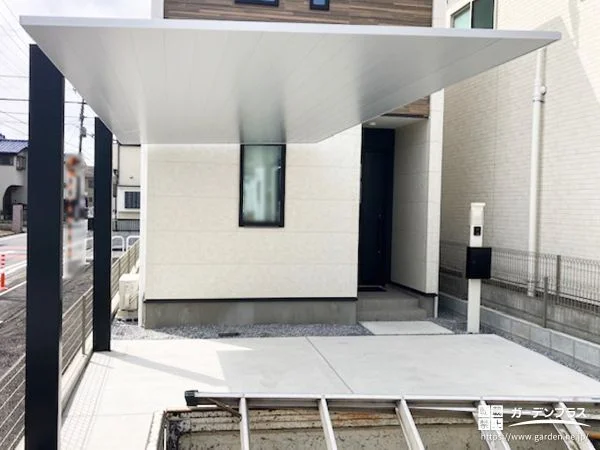 水平ラインの美しさが際立つ屋根で端正に整えたカーポート工事
