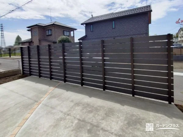 フェンスで道路からの視線を遮りプライベート空間をつくった工事