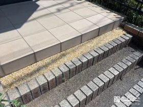 自然な風合いのアプローチ階段とすっきりした犬走りでお住まいまわりを整えた外構リフォーム工事