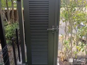 お庭境界に設置した門扉[施工後]