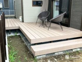 室内とお庭をつなぐローデッキ付きウッドデッキ[施工後]