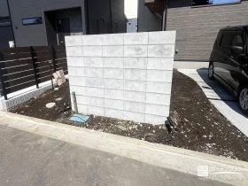これから手を加えられる余白を残した門柱[施工後]