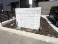 これから手を加えられる余白を残した門柱