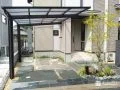 黒のラインで外構全体を引き締め雨の日も快適な駐車スペース工事