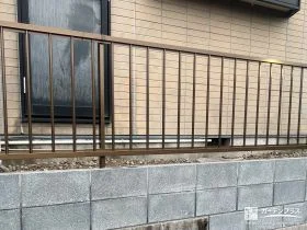 縦格子フェンスで開放感を残しながら境界をすっきり整えた工事