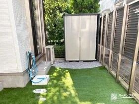 人工芝と白砂利のコントラストで明るい印象のお庭に整えた工事