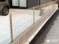 開放感あるメッシュフェンスで駐車スペースの境界を区切った工事