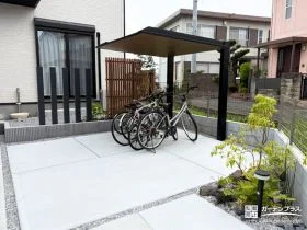 木目調の屋根が上質感を添えるサイクルポート