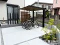 木目調の屋根が上質感を添えるサイクルポート
